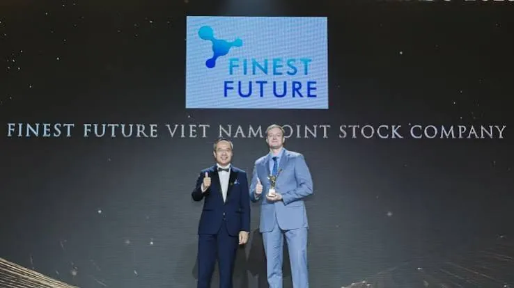 Tuomas Tiilikainen on stage accepting the APEA 2024 Inspirational Brand Award for Finest Future Vietnam